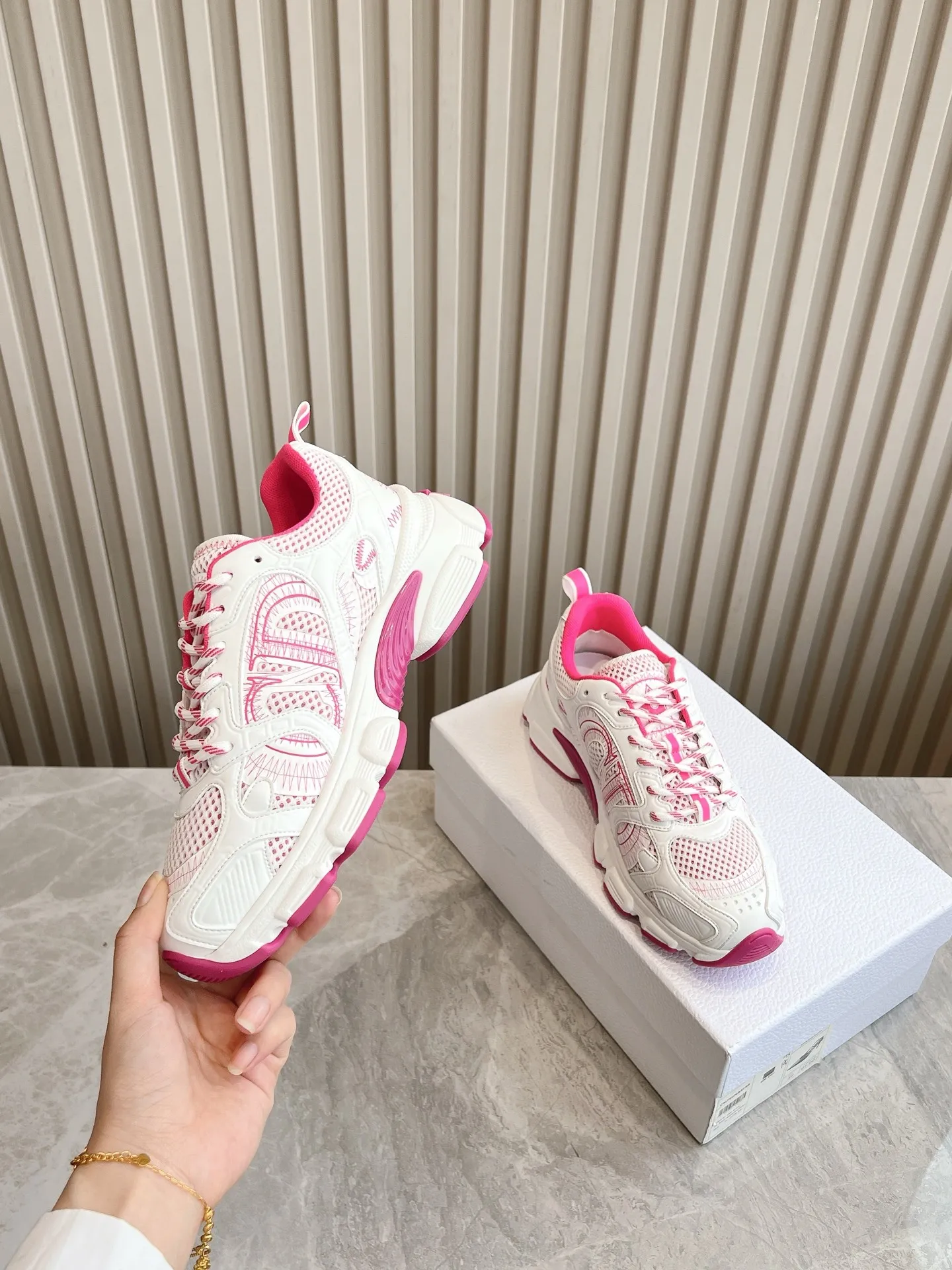👟👟Ex-factory price 640👟👟 (Top version) Dior Chrono series sports shoes Purchased and developed in Taikoo Hui for RMB 18,200. This Dior chrono sports shoe continues the timeless silhouette and is carefully made of mesh, so it will be particularly comfortable on the feet. It is decorated with CD special craftsmanship logo to enhance the style. The lightweight style is matched with the "Christian Dior" logo thin sole, suitable for all seasons, and can be matched with all kinds of casual looks to add a finishing touch. Classic and super durable. Upper: cowhide stitching. Original molded outsole. Size: 35-41. Full set of counter synchronized gift box 💝 packaging